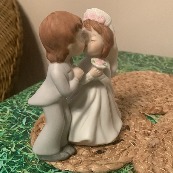Lefton, vintage bride and groom kissing statue, EUC - Picture 7 of 14